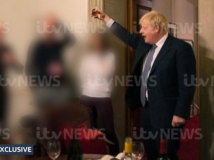 صورة نشرتها شبكة "itv" بتاريخ 13 نوفمبر 2020 تظهر رئيس الوزراء البريطاني بوريس جونسون في حفل أثناء الإغلاق الذي فرضته حكومته بسبب فيروس كورونا - لندن  - VIA REUTERS