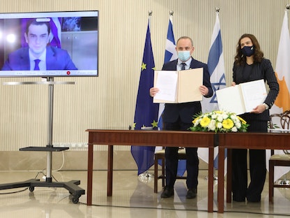 وزيرة الطاقة القبرصية، ناتاشا بيليدس ونظيرها الإسرائيلي يوفال شتاينتس في القصر الرئاسي في نيقوسيا 8 مارس - REUTERS