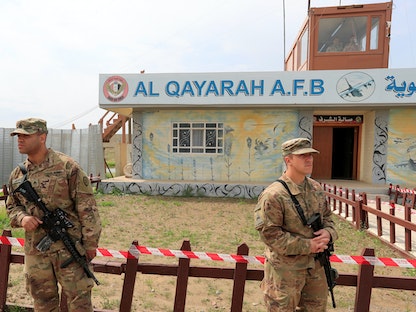 جنود عراقيون يقفون أمام قاعدة القيارة الجوية في محافظة نينوى شمال الموصل - REUTERS