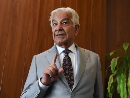 وزير الدفاع الباكستاني لـ"الشرق": تجدد الحرب مع الهند "ممكن".. وجاهزون للرد