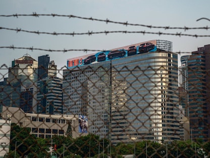 مبان في هونج كونج في صورة التُقطت من خلف سياج شائك - 23 يوليو 2021 - Bloomberg