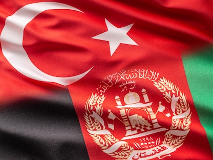 تصميم يجمع بين العلمين التركي والأفغاني - "الشرق"