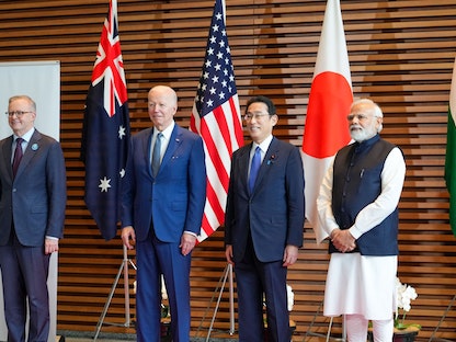 رئيس الوزراء الهندي ناريندرا مودي ونظيره الياباني فوميو كيشيدا والرئيس الأميركي جو بايدن ورئيس الوزراء الأسترالي أنتوني ألبانيز (من اليمين إلى اليسار) قبل قمة مجموعة "الرباعية" (كواد) في طوكيو - 24 مايو 2022 - Bloomberg