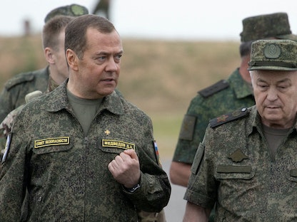 نائب رئيس مجلس الأمن الروسي دميتري ميدفيديف يزور ملعب برودبوي للتدريب العسكري في منطقة فولغوغراد. 1 يونيو 2023 - via REUTERS