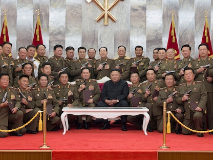 الرئيس الكوري الشمالي كيم جونغ أون محاطاً بضباط جيشه خلال الاحتفال بذكرى يوم النصر، 27 يوليو 2020 - via REUTERS