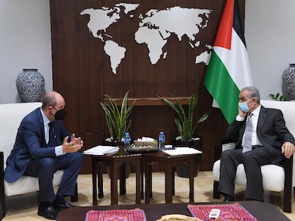 رئيس الوزراء الفلسطيني محمد اشتية (يمين) يستقبل المبعوث الأميركي لعملية السلام في الشرق الأوسط هادي عمرو - "وفا"