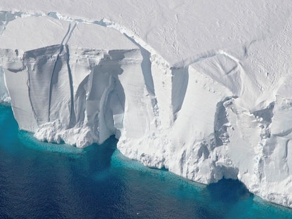 منظر جوي للجزء الأمامي من الجرف الجليدي Getz الذي يبلغ ارتفاعه نحو 60 متراً مع وجود شقوق، في القارة القطبية الجنوبية - REUTERS