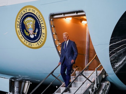 الرئيس الأميركي جو بايدن ينزل من الطائرة الرئاسية خلال زيارة سابقة إلى إيرلندا الشمالية. 11 أبريل 2023 - REUTERS