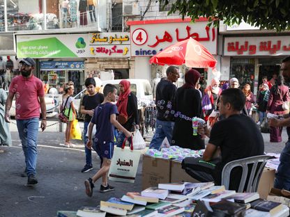 فلسطينيون يتسوقون في رام الله بالضفة الغربية 30 يوليو 2020 - AFP