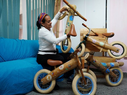 سيدة تستعرض دراجات مصنوعة من الخيزران في العاصمة الكوبية هافانا. 21 يوليو 2023 - REUTERS