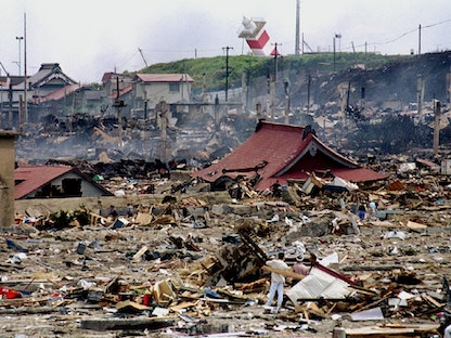 حطام جراء زلزال في بلدة أوناي بجزيرة أوكوشيري غرب جزيرة هوكايدو الرئيسية شمال اليابان. 14 يوليو 1993 - REUTERS