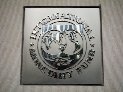 شعار صندوق النقد الدولي على المقر الرئيسي للصندوق في العاصمة الأميركية واشنطن 7 أكتوبر 2021 - AFP