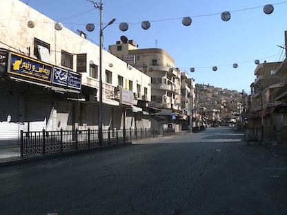 شوارع خالية ومحال مغلقة بعد قرارات فرض حظر التجوال في العاصمة الأردنية عمان - الشرق