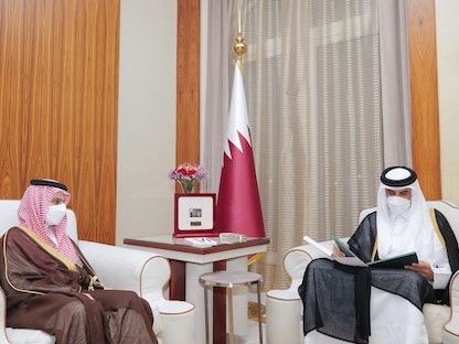 أمير قطر الشيخ تميم بن حمد آل ثاني خلال استقباله وزير الخارجية السعودي الأمير فيصل بن فرحان في الدوحة - 26 أبريل 2021 