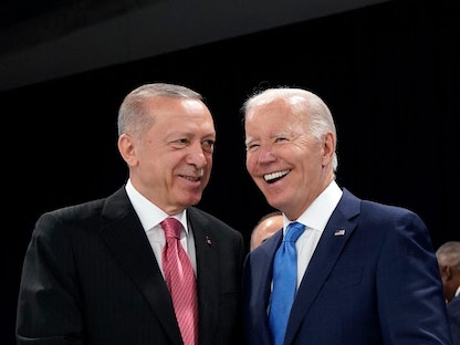 الرئيسان الأميركي جو بايدن والتركي رجب طيب أردوغان خلال اجتماعات قمة الناتو في العاصمة الإسبانية مدريد - 29 يونيو 2022 - AFP