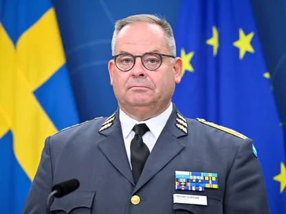 القائد العام للجيش السويدي الفريق أول مايكل كلايسون خلال مؤتمر صحافي في ستوكهولم. 7 يونيو 2024 - Reuters