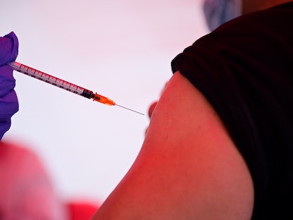 شخص يتلقى لقاح فايزر المضاد لفيروس كورونا في مركز للتطعيم بفرنسا- 19 يوليو 2021. - AFP