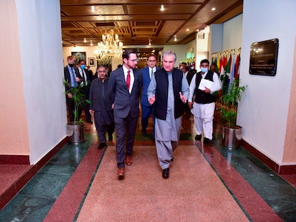 وزير الخارجية الباكستاني شاه محمود قريشي مع المبعوث الأميركي الخاص توماس ويست قبل مؤتمر مجموعة "Troika plus" في إسلام أباد - 11 نوفمبر 2021.  - via REUTERS