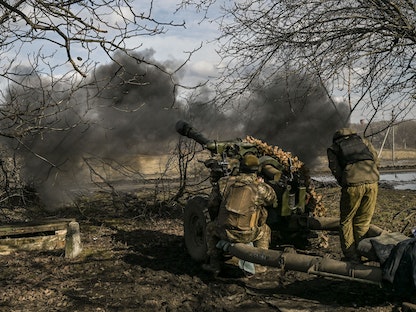 جنود أوكرانيون يطلقون قذائف من مدفع هاوتز على مواقع للقوات الروسية، باخموت، شرق أوكرانيا. 4 مارس 2023 - AFP
