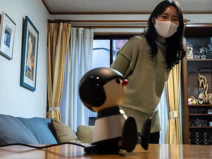روبوت الاتصالات تشارلي في شقة نامي هامورا بطوكيو - AFP