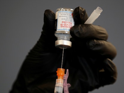 قارورة من اللقاح المضاد لفيروس كورونا من إنتاج شركة موديرنا الأميركية.  - REUTERS
