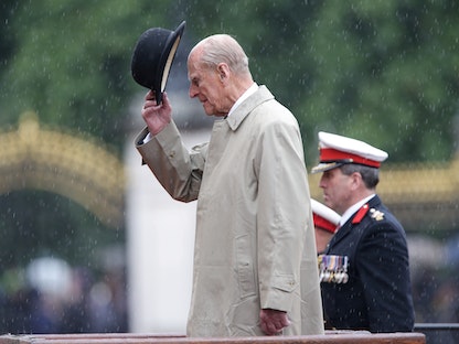 الأمير فيليب يحضر موكباً عسكرياً في ساحة قصر باكنغهام بوسط لندن - REUTERS