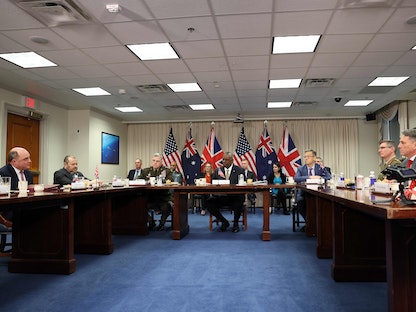  وزراء دفاع الولايات المتحدة لويد أوستن وأستراليا ريتشارد مارليس وبريطانيا بن والاس في اجتماع بمقر البنتاجون في واشنطن. 7 ديسمبر 2022 - AFP