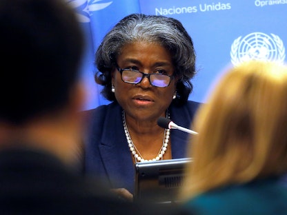 المندوبة الأميركية الجديدة لدى الأمم المتحدة ليندا توماس غرينفيلد تعقد مؤتمراً صحافياً في نيويورك بمناسبة بدء رئاسة بلادها مجلس الأمن لشهر مارس - REUTERS