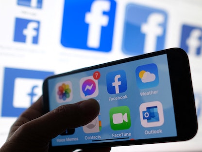 شعار تطبيق فيسبوك على هاتف ذكي في لوس أنجلوس - AFP