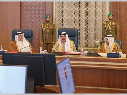 ملك البحرين حمد بن عيسى آل خليفة خلال الاجتماع الأسبوعي لمجلس الوزراء. 30 يناير 2023 - "بنا"