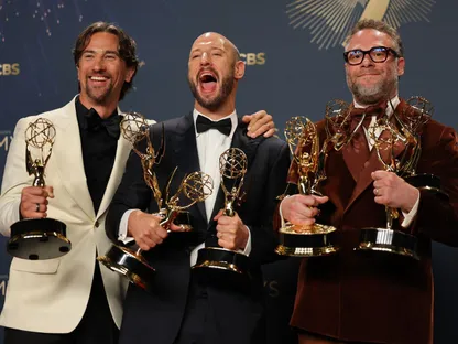 سيث روجن مع جوائز أفضل تمثيل وكتابة وإخراج وأفضل مسلسل كوميدي عن The Studio مع المنتج جيمس ويفر وإيفان جولدبرج في حفل توزيع جوائز إيمي برايم تايم السابع والسبعين في لوس أنجلوس، كاليفورنيا، الولايات المتحدة، 14 سبتمبر 2025. - REUTERS