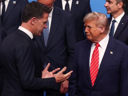 الرئيس الأميركي دونالد ترمب يتحدث مع الأمين العام لحلف شمال الأطلسي مارك روته، أثناء التقاط صورة عائلية خلال قمة قادة حلف شمال الأطلسي في لاهاي، هولندا. 25 يونيو 2025 - Reuters
