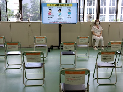 ممرضة تنتظر في غرفة المراقبة لرصد الآثار الضارة لدى الأشخاص الذين تلقوا للتو لقاح فيروس كورونا في مركز للتطعيم الشامل في العاصمة اليابانية طوكيو - 24 مايو 2021 - REUTERS