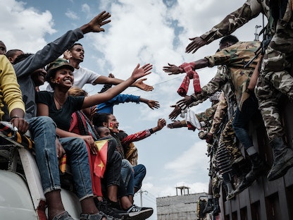 سكان تيجراي يلوحون لمقاتلي "جبهة تحرير تيغراي" في عاصمة الإقليم ميكيلي-  29 يونيو 2021 - AFP