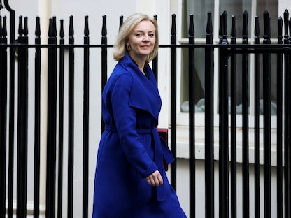 وزيرة الخارجية البريطانية ليز تراس تسير خارج مقر الحكومة، لندن، بريطانيا. 16 نوفمبر 2021 - REUTERS