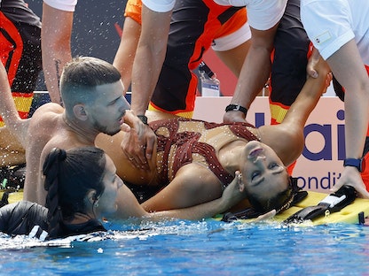 السبّاحة الأميركية أنيتا ألفاريز فاقدة الوعي خلال بطولة العالم للسباحة المقامة في بودابست - 22 يوينو 2022 - REUTERS