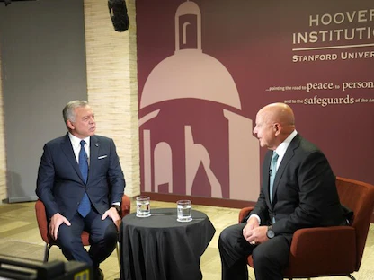 العاهل الأردني الملك عبد الله الثاني مع الجنرال المتقاعد هربرت ماكماستر ضمن البرنامج العسكري المتخصص Battlegrounds - بترا