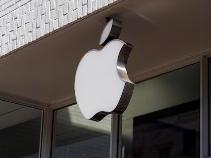 شعار متجر Apple في العاصمة واشنطن، الولايات المتحدة في 27 يناير 2022.   - REUTERS