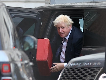 رئيس الوزراء البريطاني بوريس جونسون يصل إلى داونينج ستريت في لندن- 5 سبتمبر 2022. - REUTERS