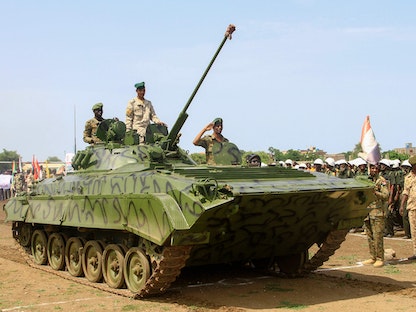 جنود سودانيون يحيون يوم الجيش في ولاية القضارف بالقرب من الحدود مع إثيوبيا. 14 أغسطس 2023 - AFP