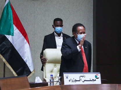رئيس الوزراء السوداني خلال اجتماع طارئ للحكومة لبحث الأزمة السياسية في البلاد - 18 أكتوبر 2021 - AFP