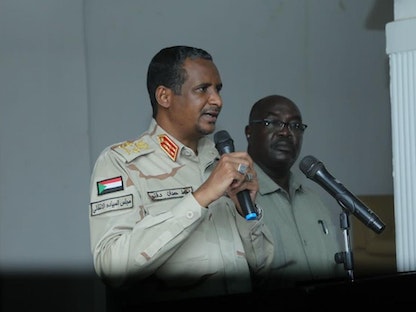 قائد قوات الدعم السريع في السودان الفريق أول محمد حمدان دقلو "حميدتي" خلال اجتماعه مع مسؤولين في ولاية غرب دارفور. 9 أغسطس 2022 - facebook/SudanNewsAgency/