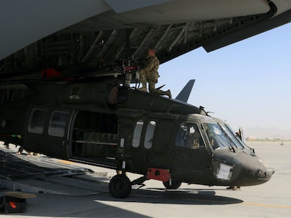 إدخال مروحية عسكرية من طراز "بلاكهوك" في طائرة لسلاح الجوّ الأميركي أثناء الانسحاب من أفغانستان، 16 يونيو 2021 - REUTERS