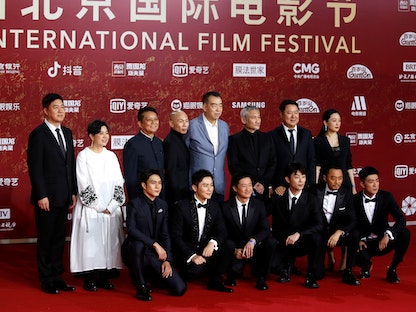 طاقم فيلم "المعركة في بحيرة تشانغجين"  في مهرجان بكين السينمائي الدولي 2021 - REUTERS
