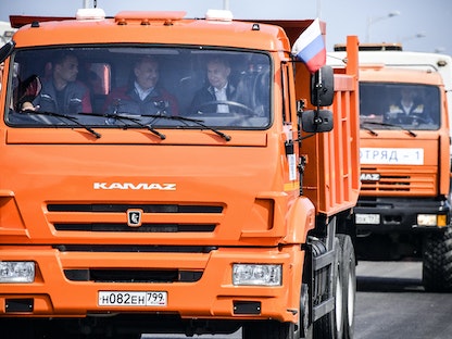 الرئيس الروسي فلاديمير بوتين يقود شاحنة على جسر كيرتش في شبه جزيرة القرم لدى افتتاحه - 15 مايو 2018 - AFP