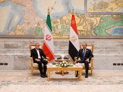 الرئيس المصري عبد الفتاح السيسي يلتقي الرئيس الإيراني مسعود بيزشكيان على هامش قمة الدول الثماني النامية للتعاون الاقتصادي بالعاصمة الإدارية الجديدة شرق القاهرة. 19 ديسمبر 2024 - facebook/Egy.Pres.Spokesman