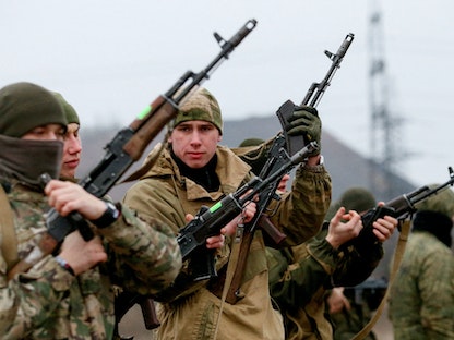 انفصاليون في دونيتسك شرق أوكرانيا خلال تدريبات على الرماية - 14 ديسمبر 2021 - REUTERS