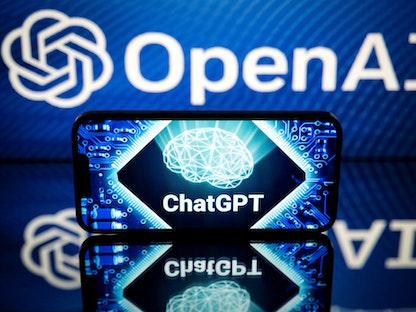 شعار شركة OpenAI المطورة لتطبيق "ChatGPT" - AFP