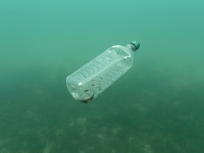 زجاجة بلاستيكية في البحر الأدرياتيكي قبالة جزيرة ميليت الكرواتية. 30 مايو 2018 - REUTERS