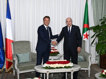 الرئيس الفرنسي إيمانويل ماكرون يصافح نظيره الجزائري عبد المجيد تبون في العاصمة الجزائر - 25 أغسطس 2022 - REUTERS